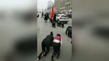 Trest po čínsku. Neúspěšní zaměstnanci se museli plazit po kolenou