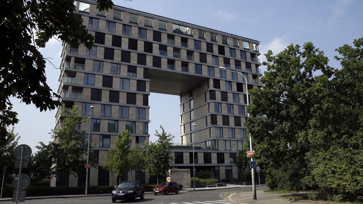 Švýcarská banka Credit Suisse údajně poskytla peníze Měkotovi na stavbu projektu Rezidence Kavčí Hory.