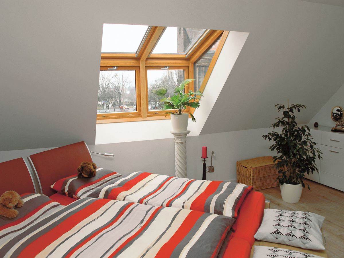 Střešní okna mansardového typu spojují výhody klasických střešních oken a vikýřů. Jsou vhodná pro střechy se sklonem od 35° do 60°. Cena od 47 000 Kč.
