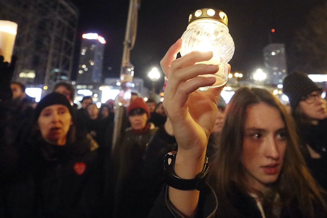 Lidé ve Varšavě si připomínají zavražděného primátora Gdaňsku Pawla Adamowicze
