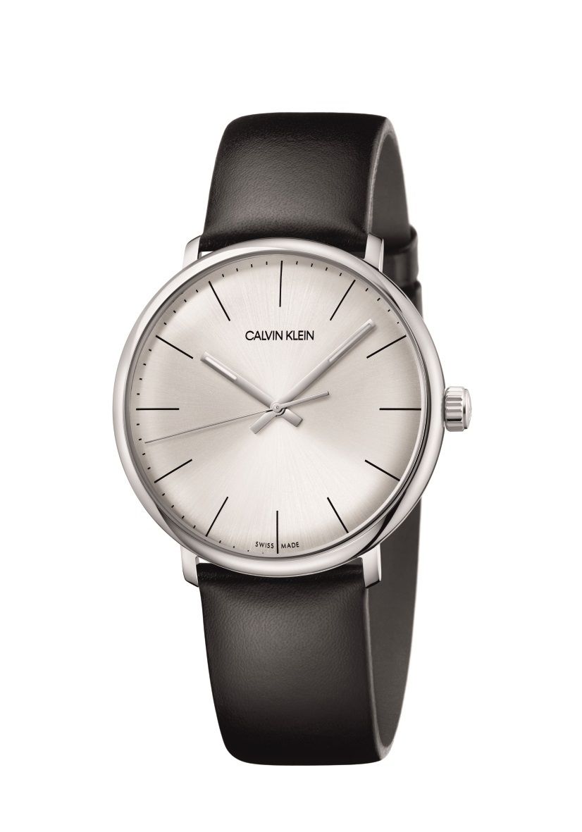 Calvin Klein High noon – styl hodinek inspirovaný vintage stylem vyniká díky jeho jednoduchým hladkým liniím, zakřivenému sklu a oblázkovému pouzdru, 5850 Kč.