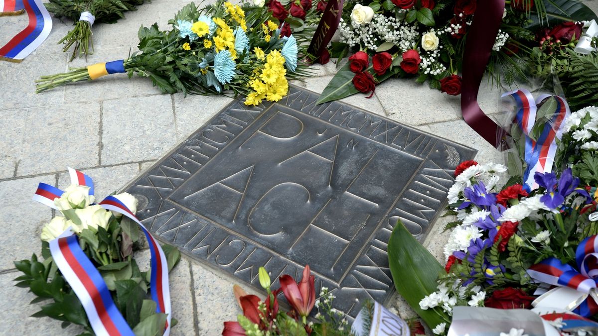 Pamětní dlaždice Jana Palacha byla odhalena na nádvoří Karolina v Praze. 