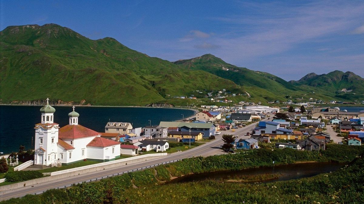 Ostrov Unalaska má sice okouzlující hornatou krajinu, podnebí není k obyvatelům ale vždy nejvlídnější. 