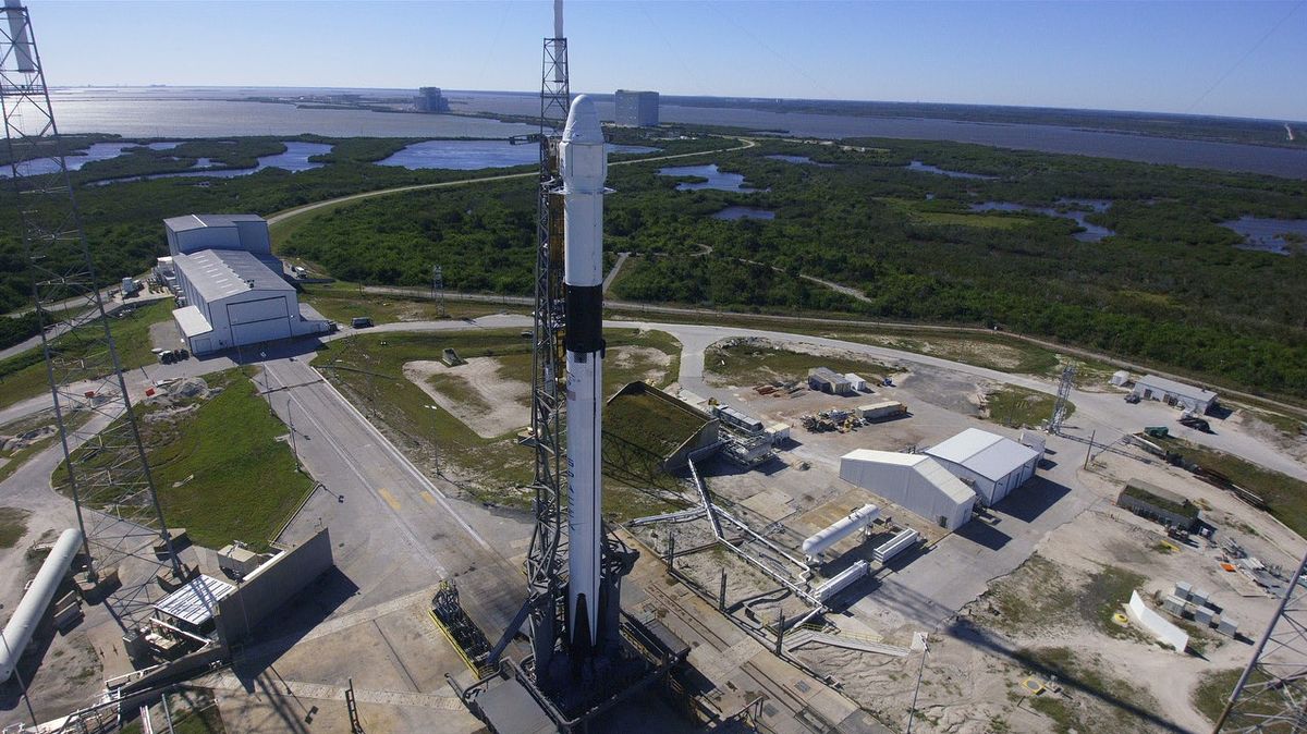 Raketa Falcon 9 s lodí Dragon při čekání na start ze základny na floridském mysu Canaveral