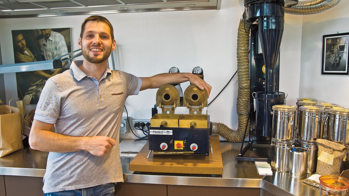 Fabrizio Martinelli kontroluje v laboratoři společnosti kvalitu dodané kávy.