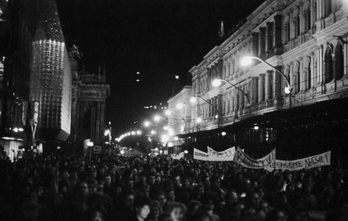 Pohled na demonstranty na Národní třídě v Praze, 17. listopad 1989 