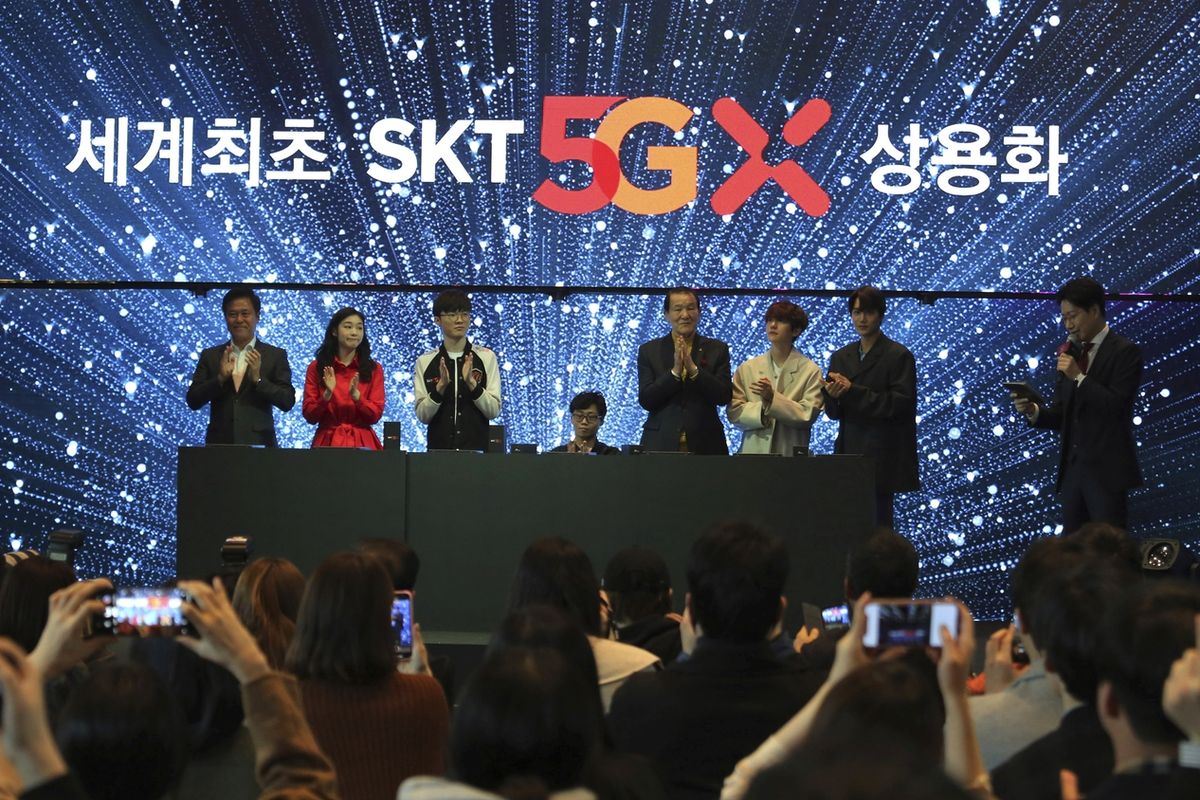 Jihokorejští mobilní operátoři za kampaně propagující 5G utratili miliardy. Největší operátor SK Telecom očekává do konce letošního roku zhruba jeden milion zájemců o 5G. 