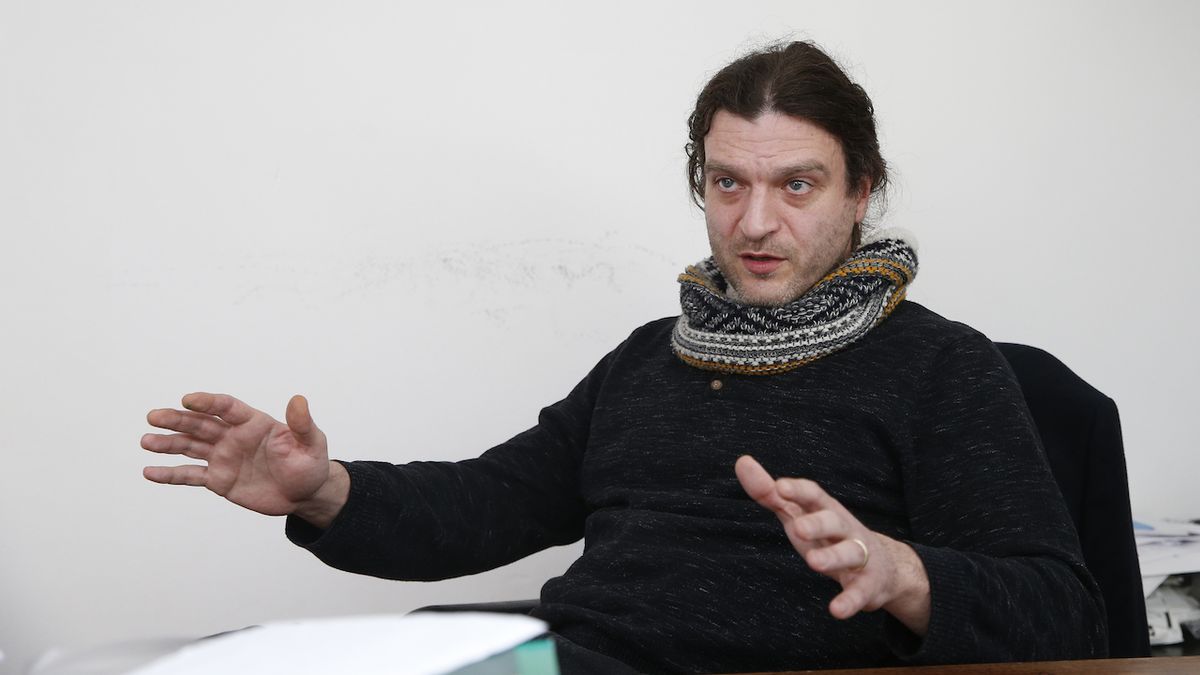 Jakub Rákosník (1977) je historik, působí na Ústavu hospodářských a sociálních dějin FF UK a na katedře ekonomických studií UJAK Praha.