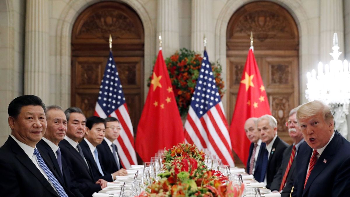 Čínská a americká delegace u společného jednání na summitu G20 v Buenos Aires (snímek z roku 2018)