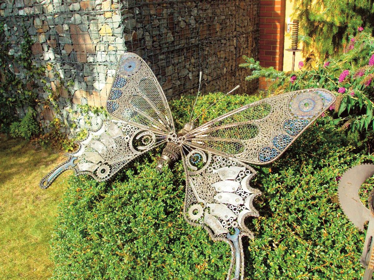 Motýl s křídly vyrobenými z děrovaného plechu a řetězu z pily patří k tomu romantičtějšímu, co Roman Lahoda vytvořil.