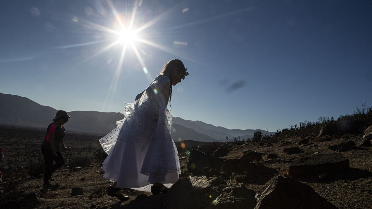 Lidí v Chile při zatmění Slunce