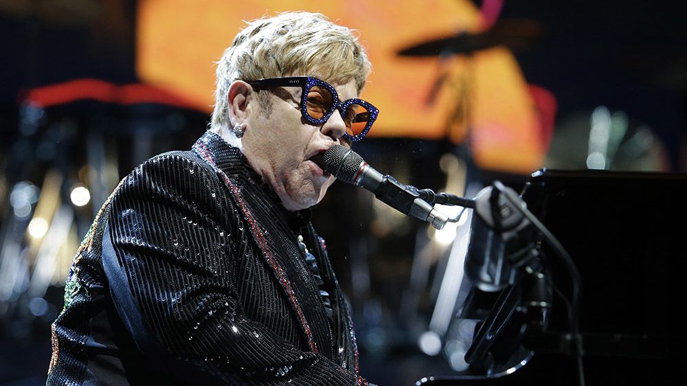 Elton John napsal knihu. Jsou v ní zážitky z rozlučkového turné i vzpomínky na staré časy