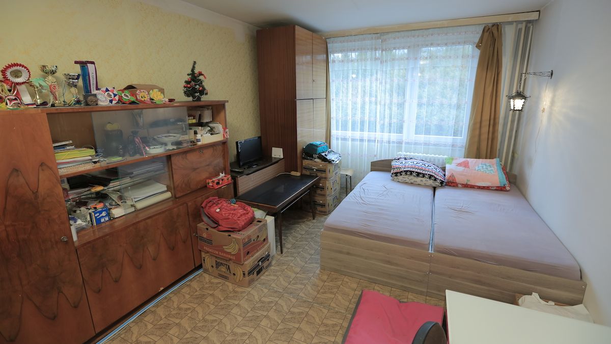 Malý prostor sloužil jako obývací pokoj, kuchyň i ložnice. 