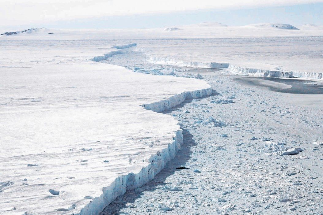 I obří ledovcová plocha Pine Island v západní části Antarktidy ztrácí led mnohem rychleji než dříve. Snímek je z loňského listopadu.