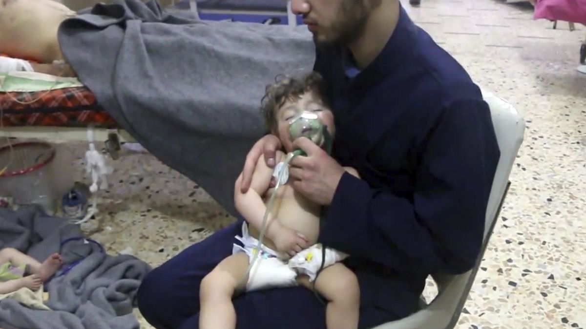 Záchranář pomáhá dítěti s otravou v Dúmě 