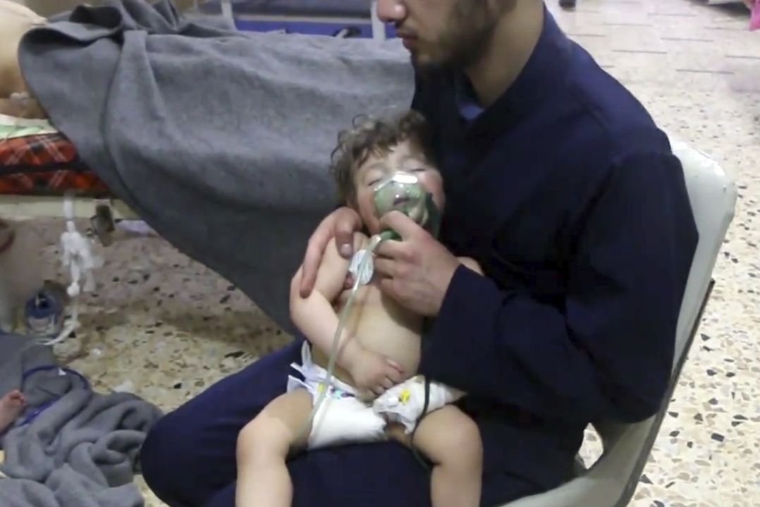 Záchranář pomáhá dítěti s otravou v Dúmě 