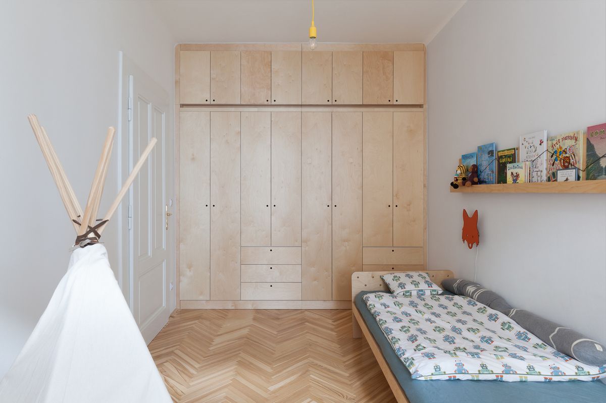 Dětský pokoj je zařízen ve stejném stylu, jako zbytek bytu.