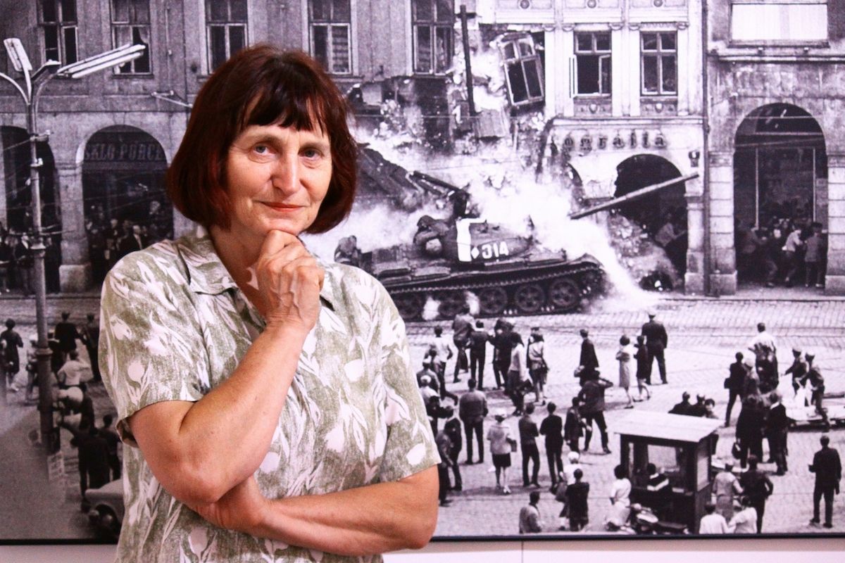 Dana Kyndrová před fotografií Václava Toužimského z Liberce z roku 1968.