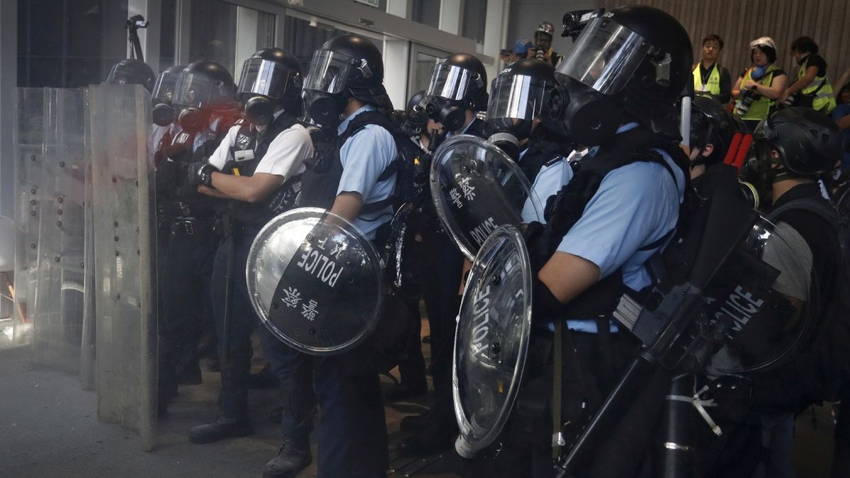 Policisté použili proti demonstrantům slzný plyn.