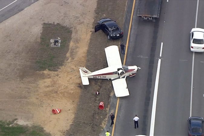 BEZ KOMENTÁŘE: Na floridské dálnici nouzově přistálo letadlo a srazilo se s autem