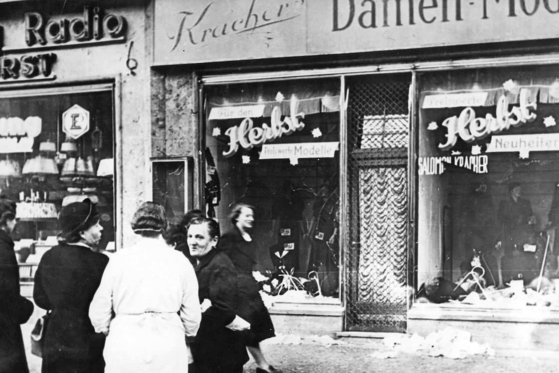 Ničení židovských obchodů v Berlíně provázelo rabování.