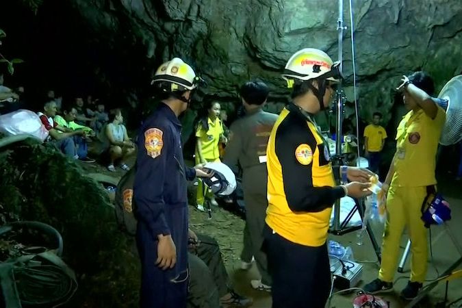 BEZ KOMENTÁŘE: Záchranáři pátrají v zatopené thajské jeskyni po dětském fotbalovém týmu a jeho trenérovi