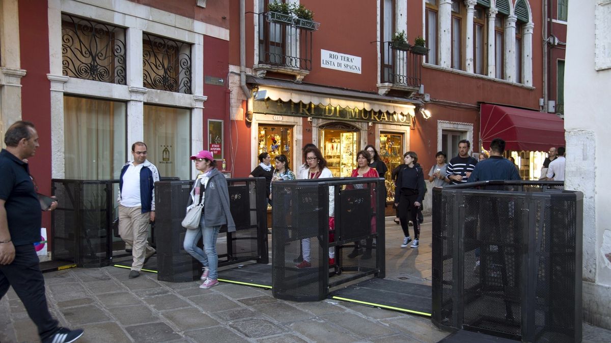 Benátky instalovaly na dvou místech ve městě dočasné turnikety, které mají zabránit přístupu turistů, pokud jich bude příliš.