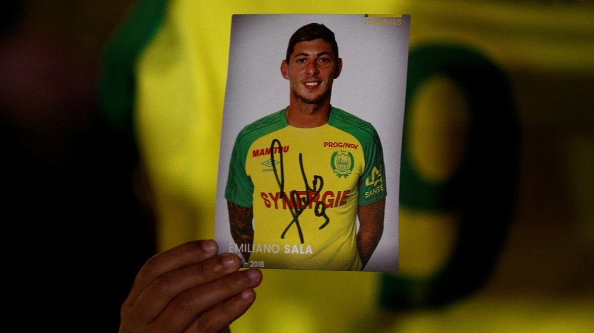 Fanoušek francouzského klubu FC Nantes drží snímek pohřešovaného fotbalisty Emiliana Saly.