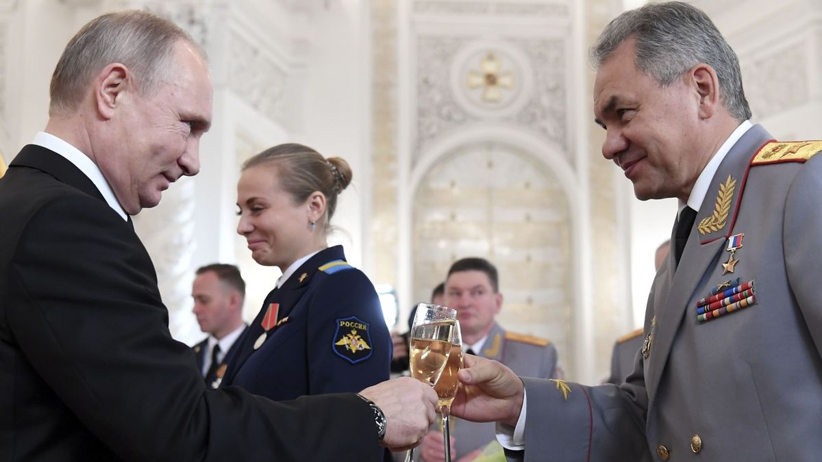 Ruský prezident Vladimir Putin si v Kremlu připíjí s ministrem obrany Sergejem Šojguem.