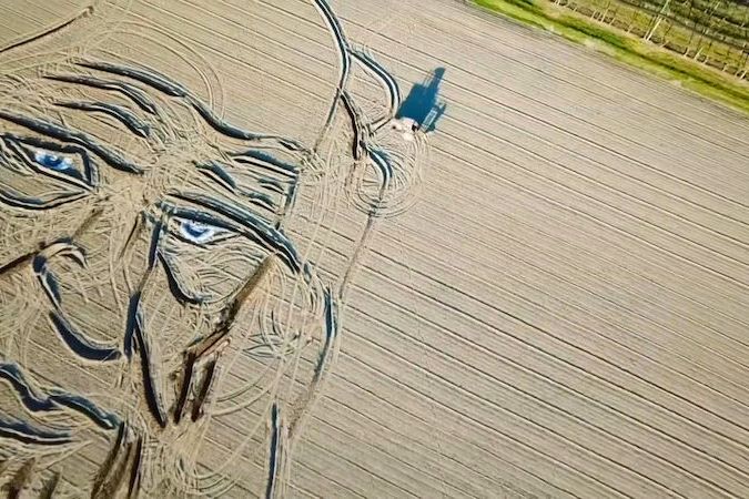 BEZ KOMENTÁŘE: Italský umělec vytvořil traktorem na poli obří portrét Leonarda Da Vinciho