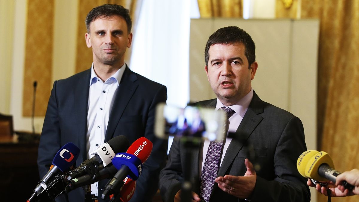 Vyjednávací tým ČSSD chce víc času. Na snímku předseda ČSSD Jan Hamáček (vpravo) a místopředseda strany Jiří Zimola.