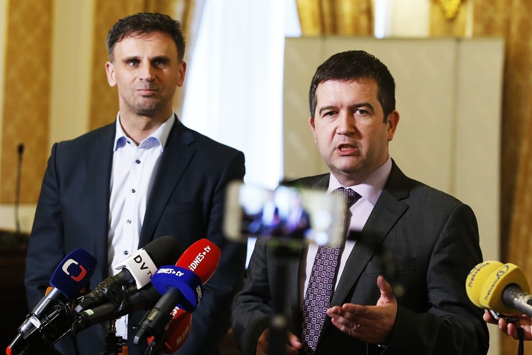 Předseda ČSSD Jan Hamáček (vpravo) a místopředseda Jiří Zimola hovoří ve středu 21. února 2017 s novináři po jednání s hnutím ANO o možné vládní spolupráci.