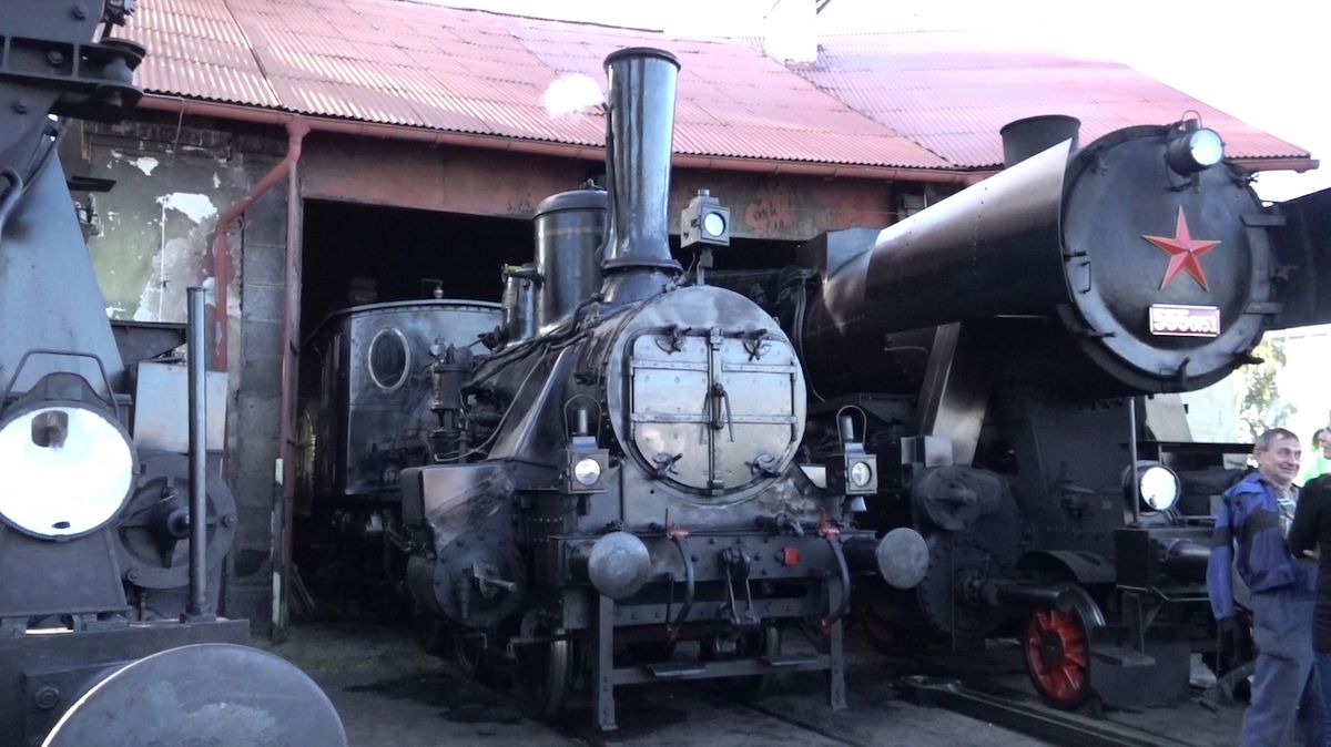 Nejstarší lokomotiva na srazu (uprostřed), pochází z roku 1900.