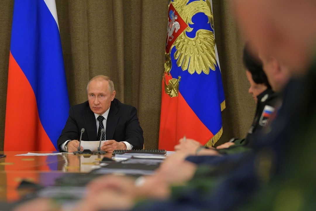 Ruský prezident Vladimir Putin při setkání s šéfy letectva v Soči 