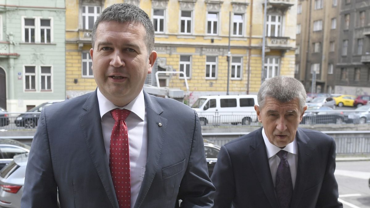 Nový ministr vnitra Jan Hamáček přichází s premiérem Andrejem Babišem na ministerstvo vnitra.