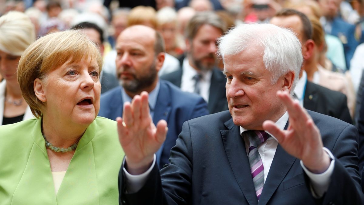 Německá kancléřka Angela Merkelová a německý ministr vnitra Horst Seehofer na pietě za vyhnané 