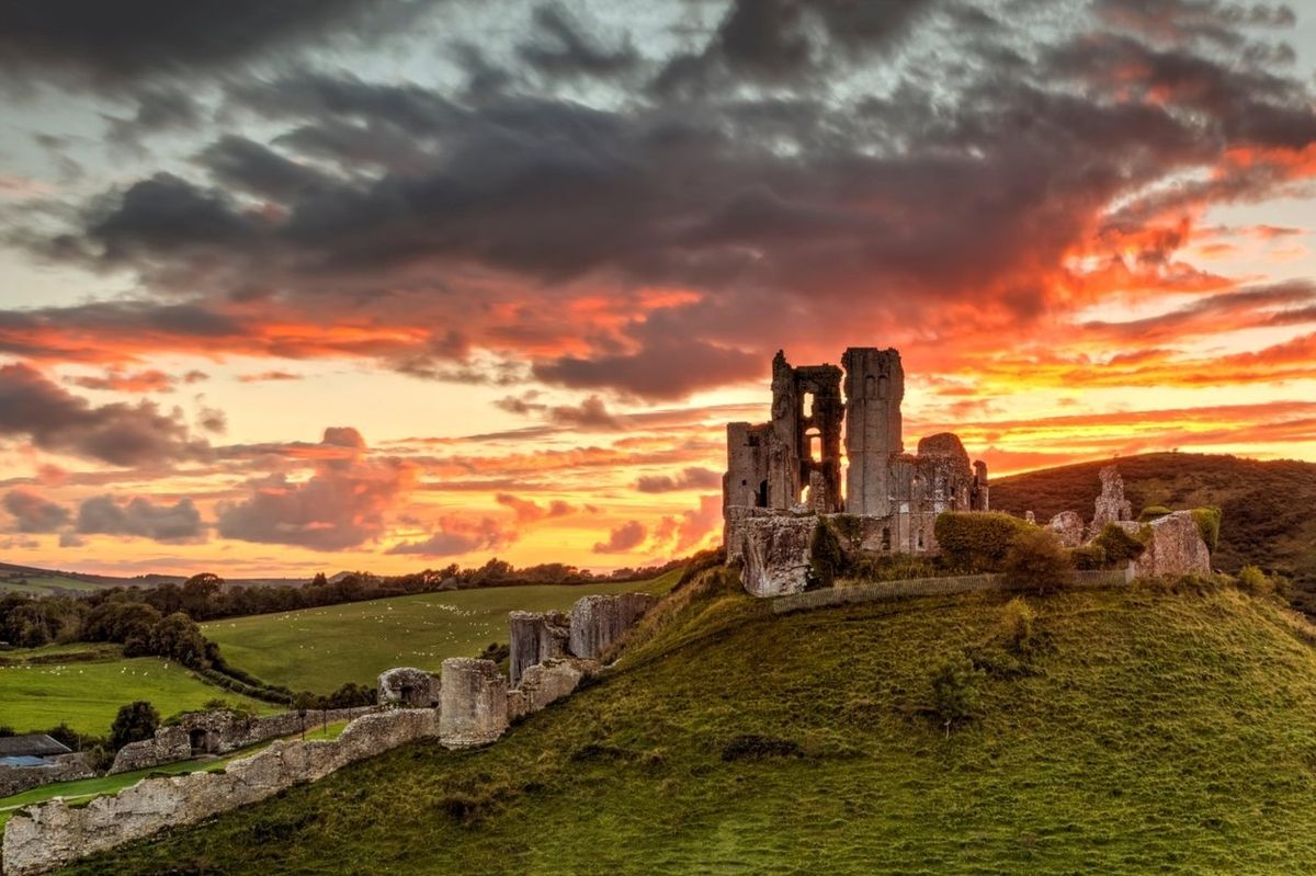 Anglie je domovem mnoha romantických zřícenin. V Dorsetu najdete hrad Corfe.