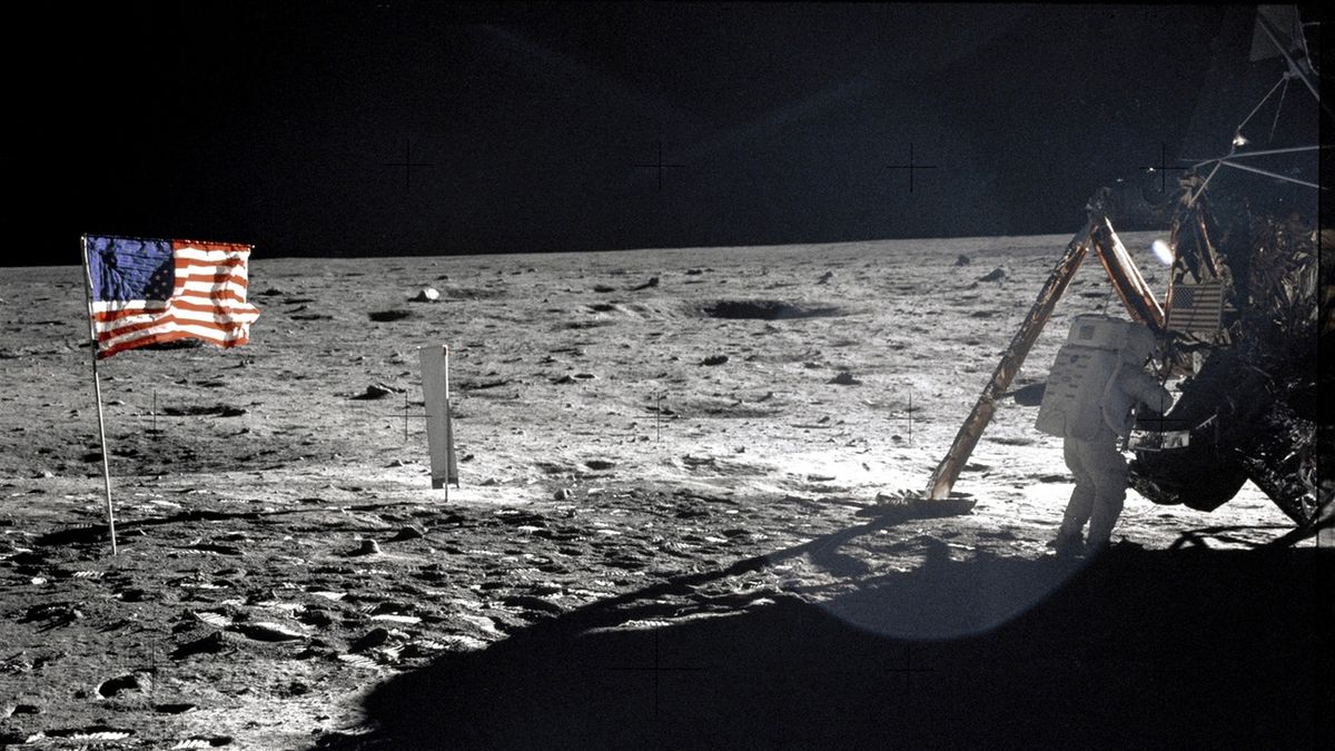 Neil Armstrong na Měsíci u lunárního modulu Eagle 