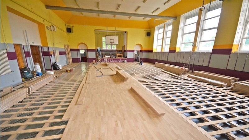 Tělocvična v Masarykově základní škole dostává novou podlahu s odpruženým roštem.