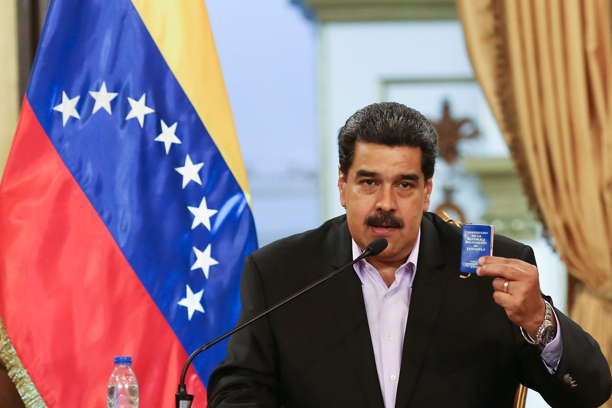 Venezuelský prezident Nicolás Maduro s ústavou v ruce 
