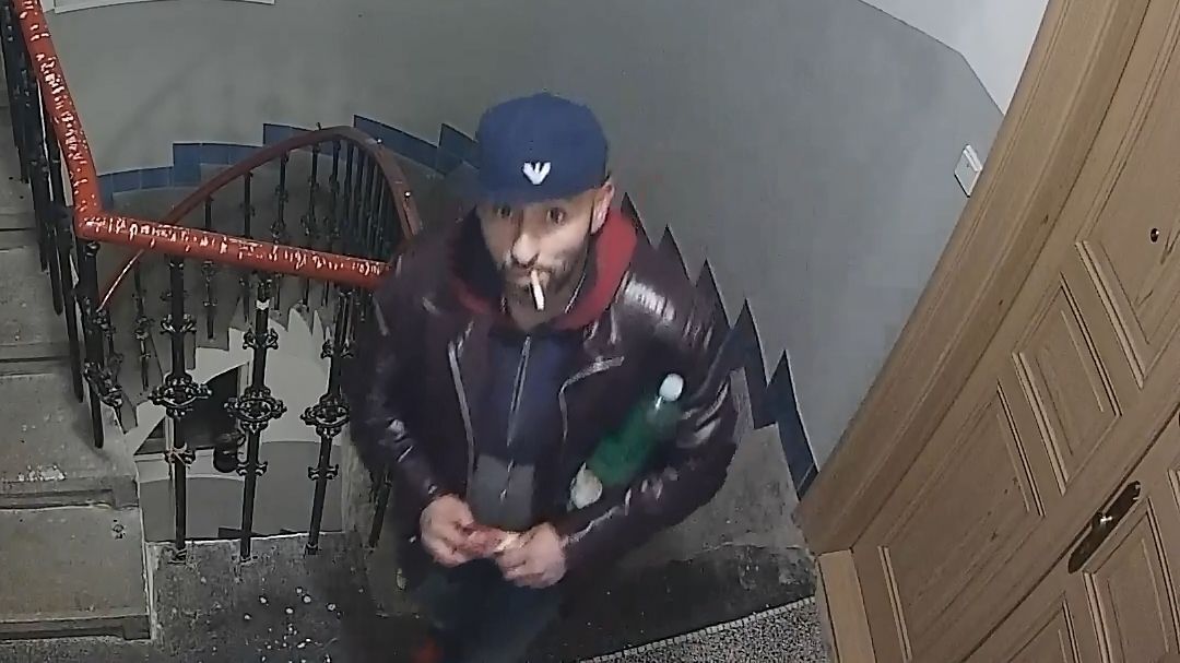 Podezřelý muž se culil do kamery v domě.