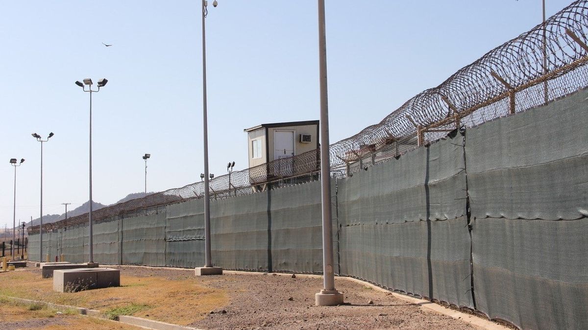 Plot kolem věznice v táboře Guantánamo 