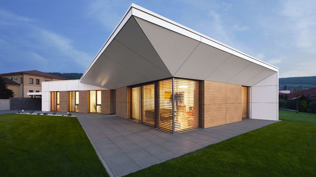 Charakteristickým architektonickým prvkem je výrazně přesahující střecha se zkoseným podhledem. Řešení není výtvarným rozmarem, vychází z proudění paprsků slunce. 