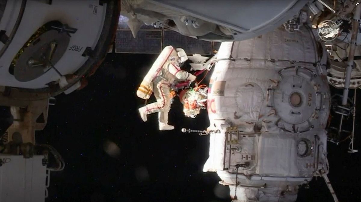 Ruští kosmonauti pracují u vesmírné stanice.