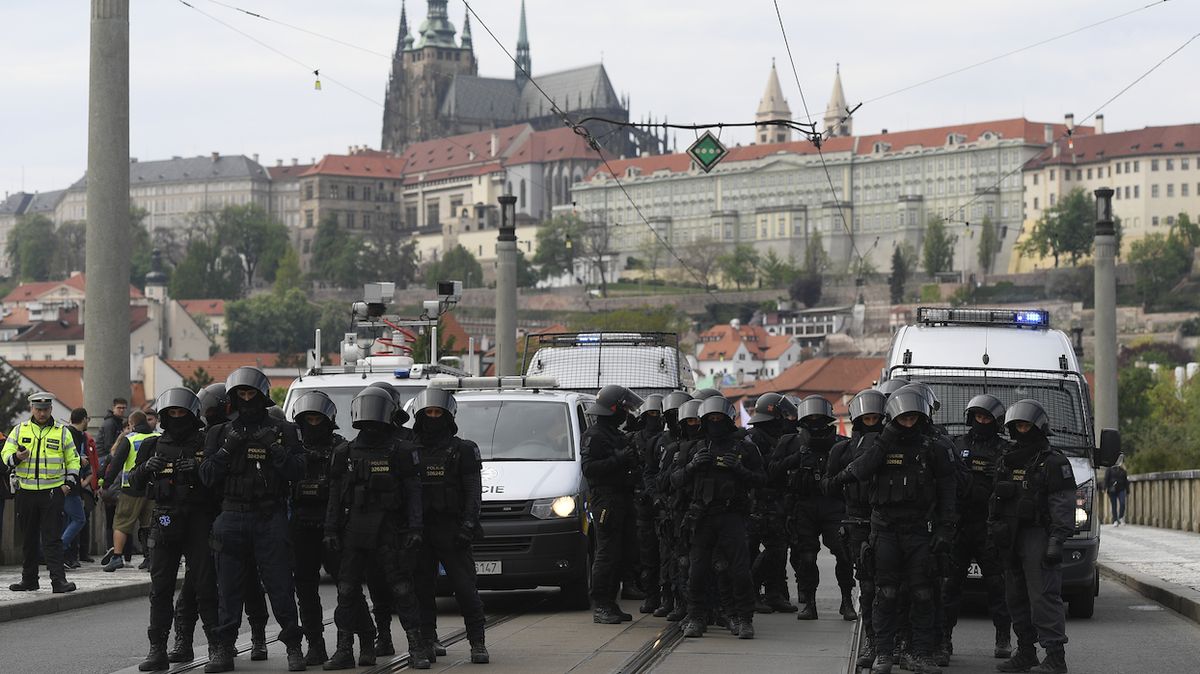 Policie zabránila střetu obou táborů v centru Prahy.