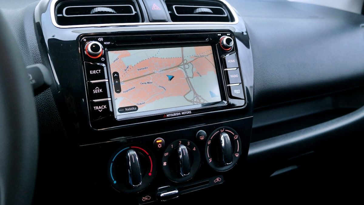 Rádio a klimatizaci má už v základu. Navigace je spolu s Androidem Auto za tučný příplatek.