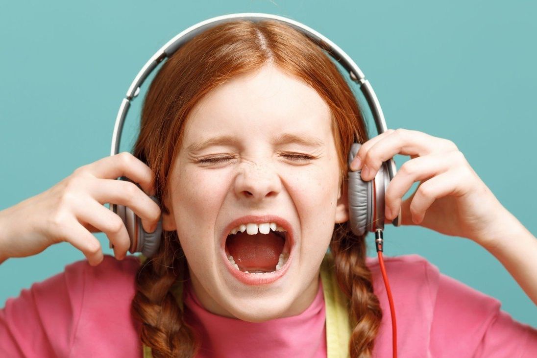 Nekontrolovaný poslech hlasité hudby samozřejmě není uším prospěšný.