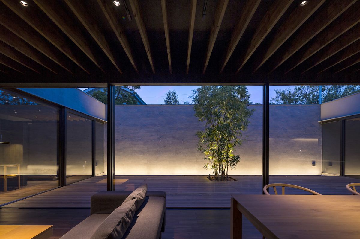Dům je zařízen moderním stylem, ovšem neopomíná tradiční prvky japonských domácností.