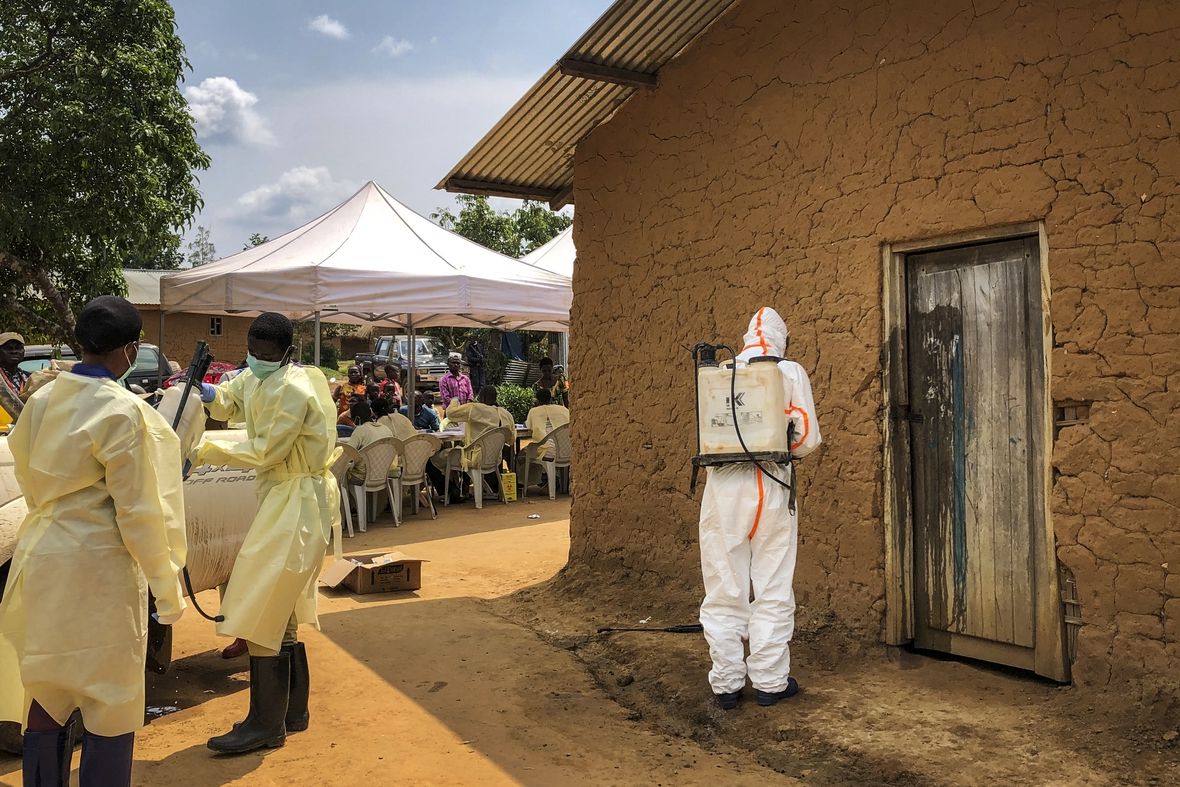 Dekontaminace domu v konžském Mabalaku, kde byly zjištěny dva případy eboly. 