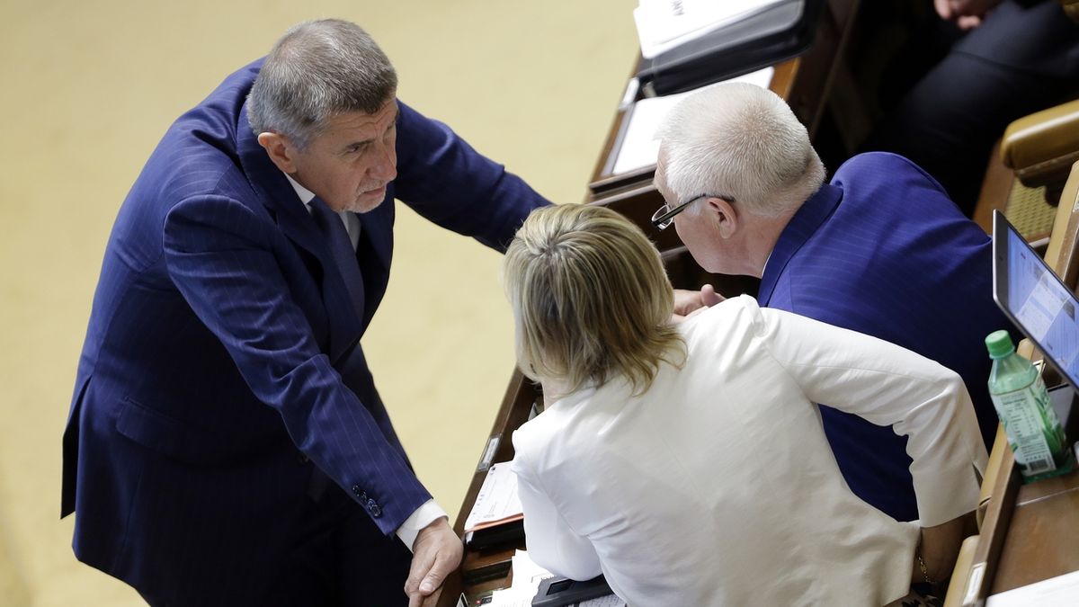 Premiér Andrej Babiš se sklání nad Jaroslavem Faltýnkem a Janou Vildumetzovou (všichni ANO).